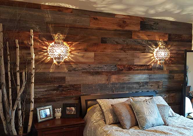 Mur en bois de grange dans une chambre