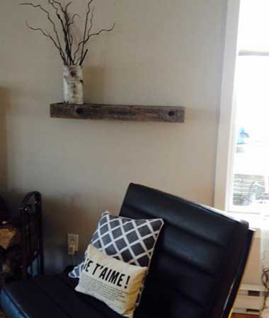 Tablette en bois de grange dans un salon