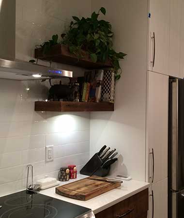 Tablette en bois de grange dans une cuisine