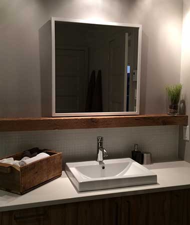 Tablette en bois de grange dans une salle de bain