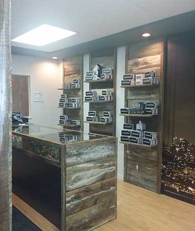 Comptoir d'un commerce en bois de grange