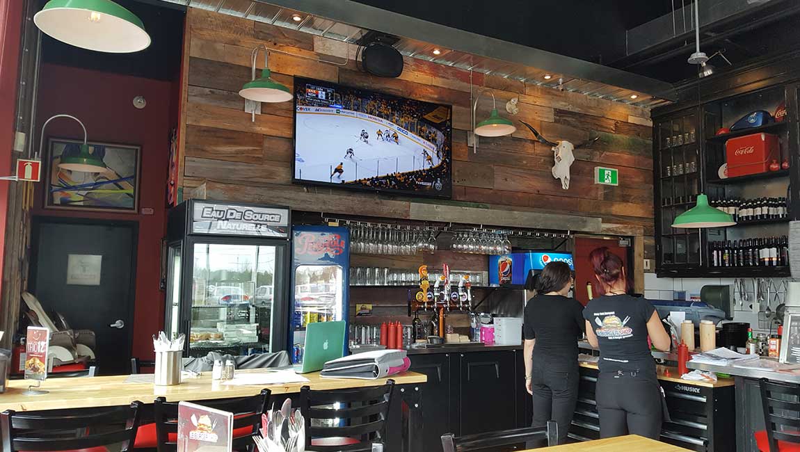 Mur d'un restaurant en bois de grange
