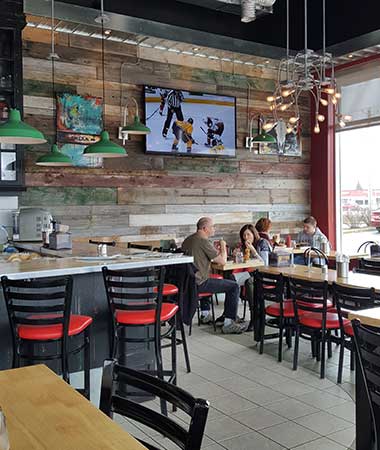 Mur d'un restaurant en bois de grange