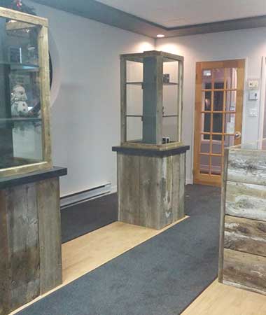 Vitrine commerciale en bois de grange