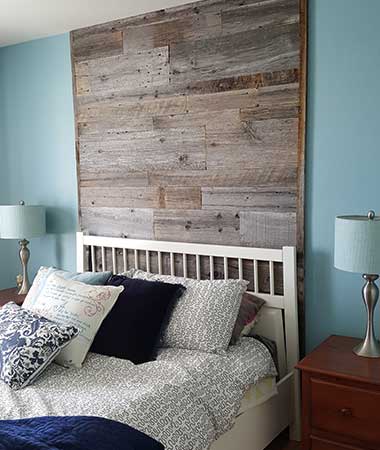 Mur en bois de grange dans une chambre