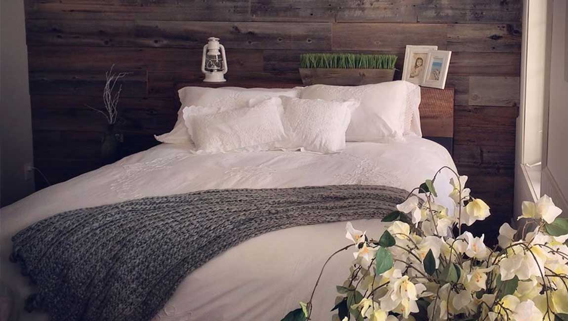 Mur en bois de grange d'une chambre