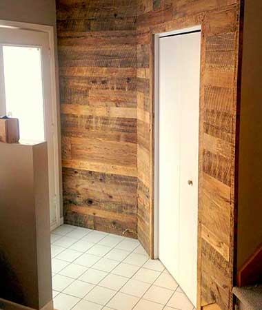 Mur en bois de grange d'une entrée