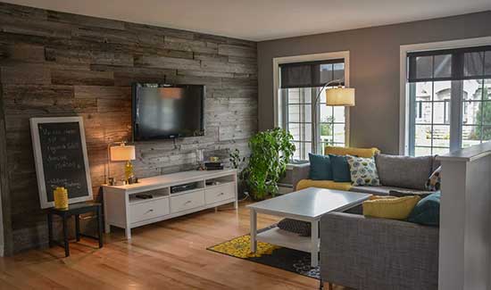 Mur en bois de grange dans un salon