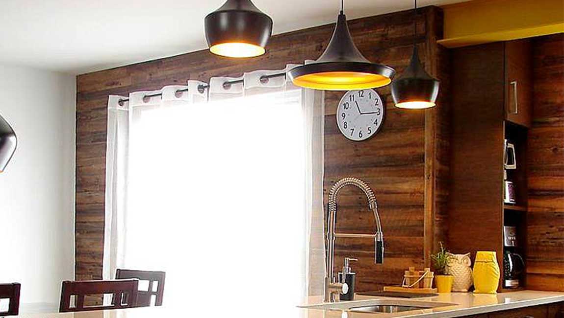 Mur en bois de grange dans une salle à manger