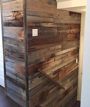 Mur en bois de grange dans un escalier