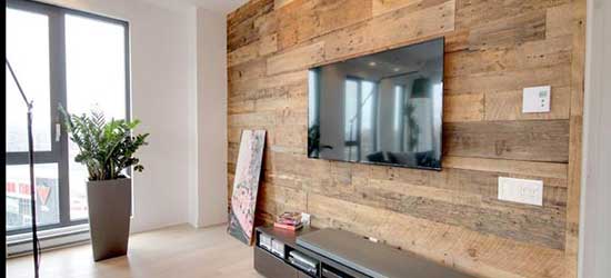 Mur en bois de grange dans un salon