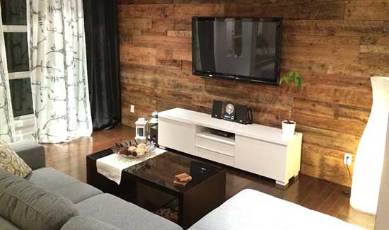 Mur en bois de grange dans un salon