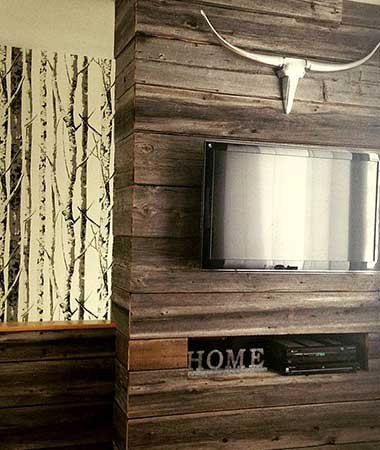 Mur en bois de grange dans un salon